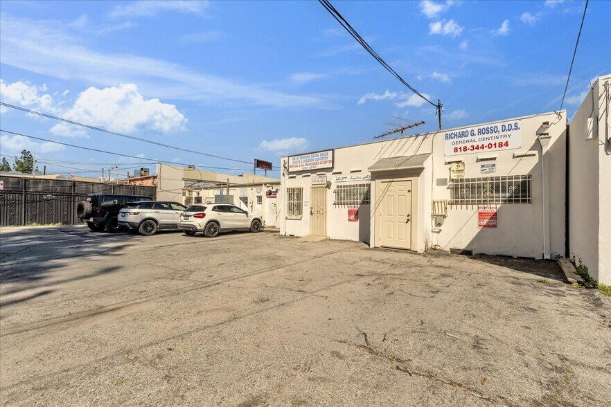 More Photos Of 18032 Ventura Blvd, Encino Medical For Lease