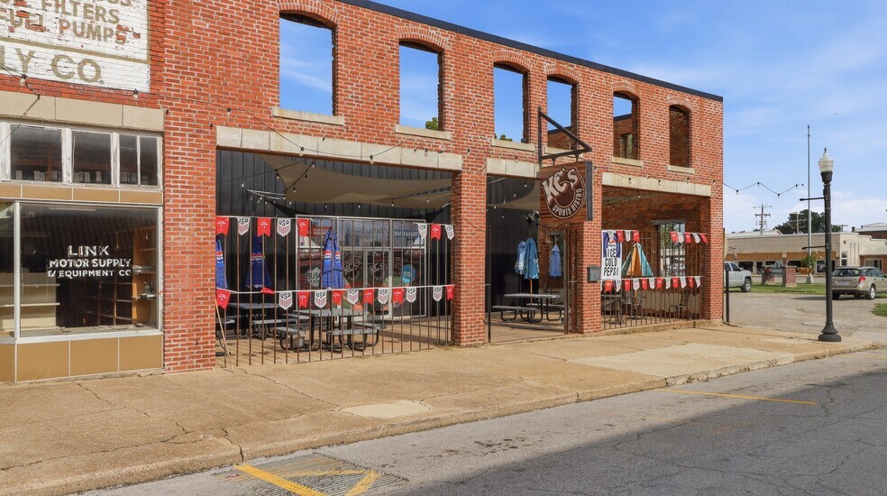 More Photos Of 409 Washington Ave, West Plains Flex For Sale