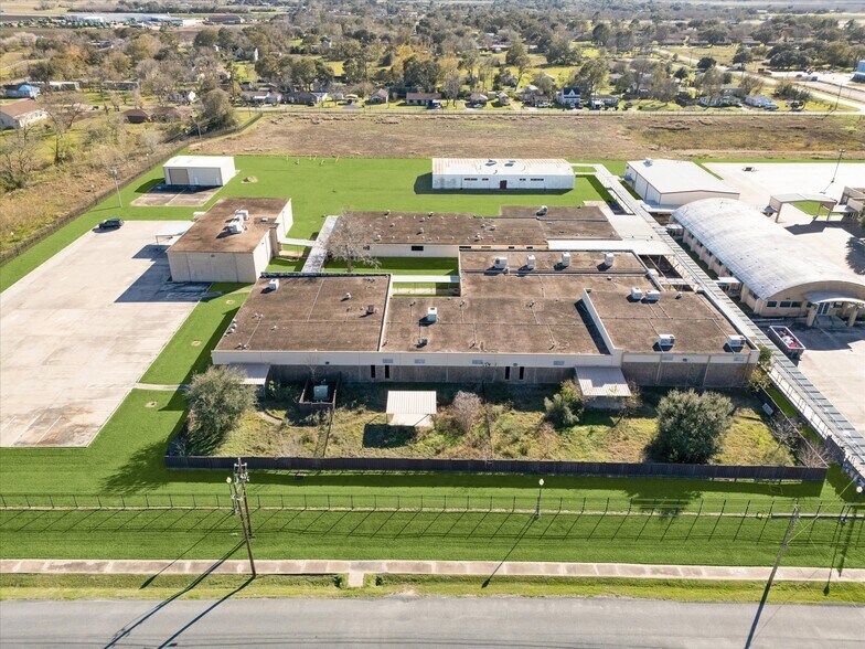 More Photos Of 1401 Mlk Blvd, El Campo Flex For Sale