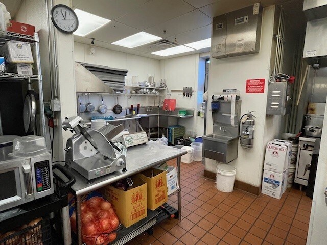 More Photos Of 11712 Ulysses St NE, Blaine Freestanding For Lease