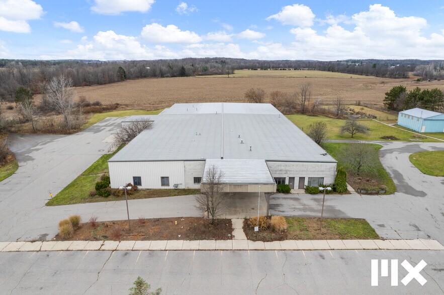 More Photos Of 21685 Northland Dr, Paris Distribution For Sale