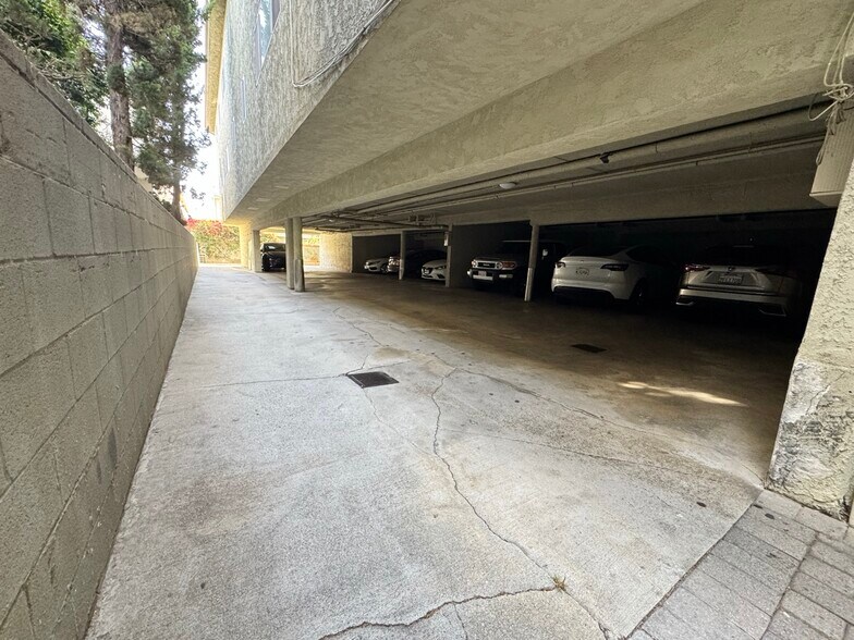 More Photos Of 11946 Dorothy St, Los Angeles Apartments For Sale