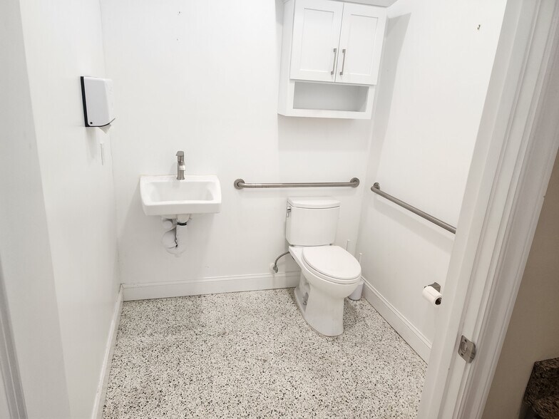 More Photos Of 920-936 36th Ct SW, Vero Beach Warehouse For Lease