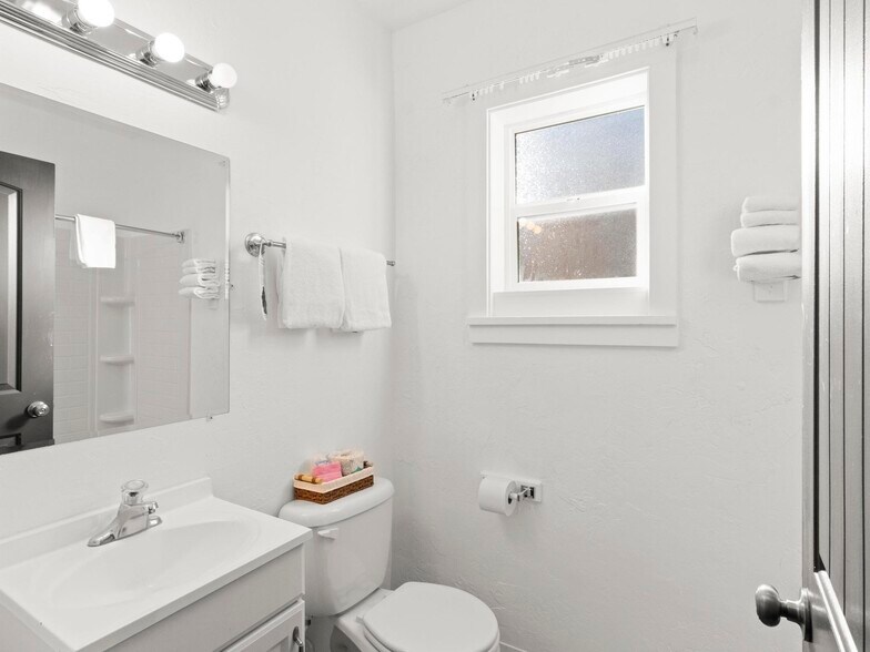 More Photos Of 475 W Main St, Escalante Hotel For Sale