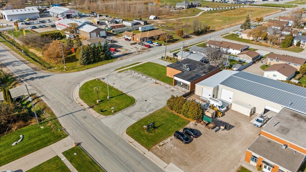 More Photos Of 398 King St W, Essex Freestanding For Lease