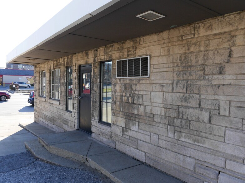 More Photos Of 922 E Washington St, Indianapolis Freestanding For Lease