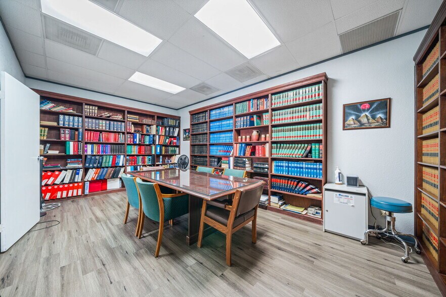 More Photos Of 201 W Poplar St, San Antonio Medical For Sale