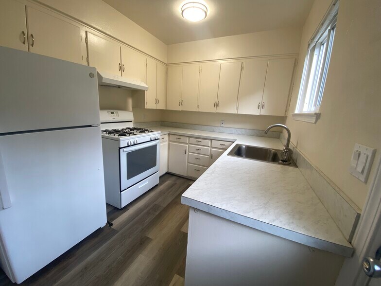More Photos Of 300 W 4th St, The Dalles Apartments For Sale