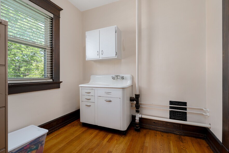 More Photos Of 114 E Unaka Ave, Johnson City Office Residential For Sale