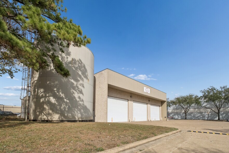 More Photos Of 8100 Kempwood Dr, Houston Manufacturing For Lease