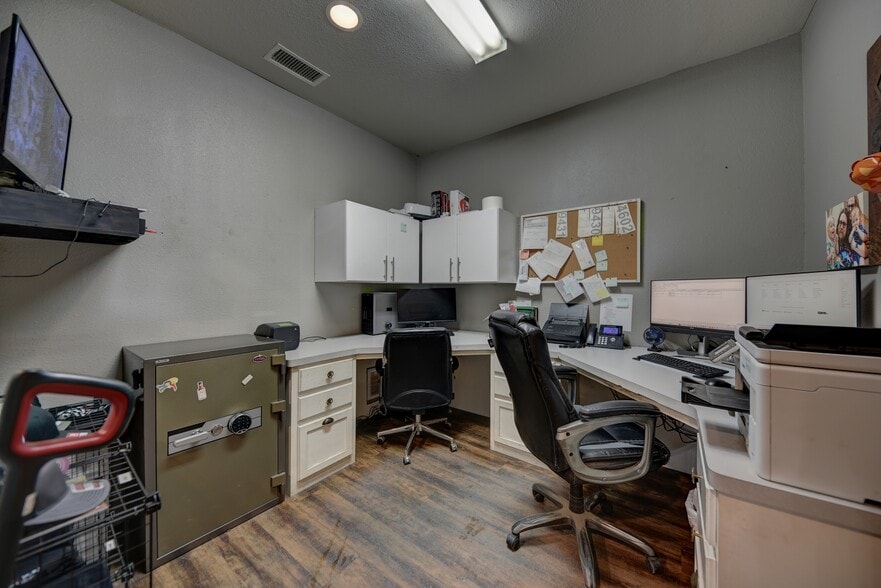 More Photos Of 2770 Osborn Ln, Bryan Showroom For Lease