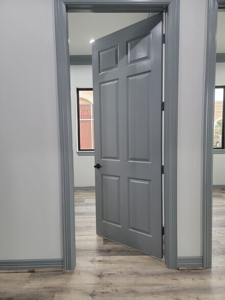 More Photos Of 15018 Lakefair Dr, Richmond Office For Lease
