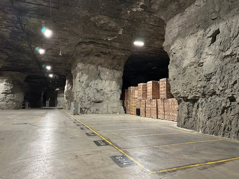 More Photos Of 3610 E Kearney St, Springfield Warehouse For Lease