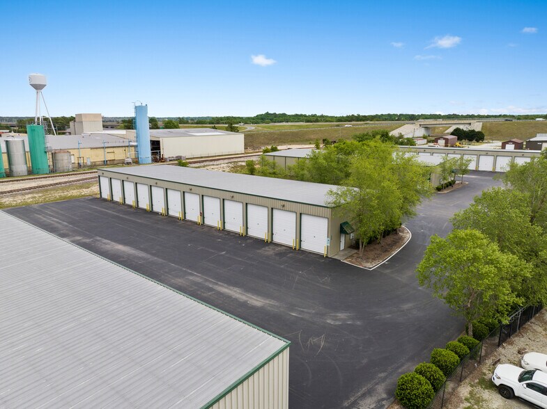 More Photos Of 202 Transcom Ct, Wilmington Self Storage For Lease