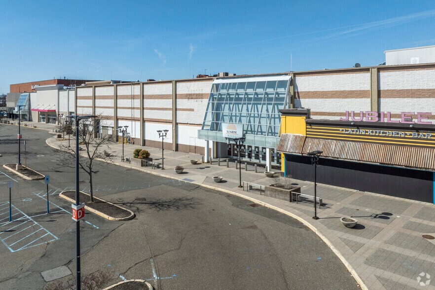 More Photos Of 1 Sunrise Mall, Massapequa General Retail For Lease