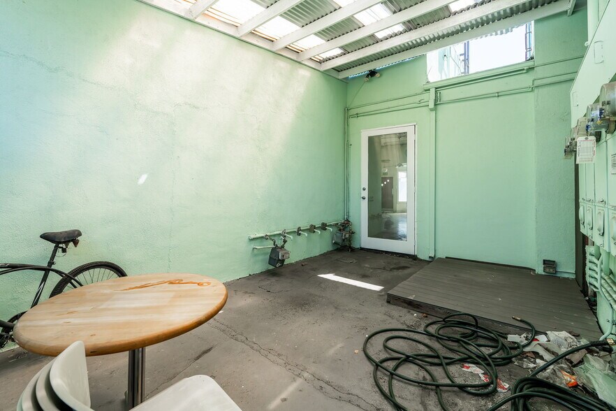 More Photos Of 723-727 N Fairfax Ave, Los Angeles General Retail For Lease