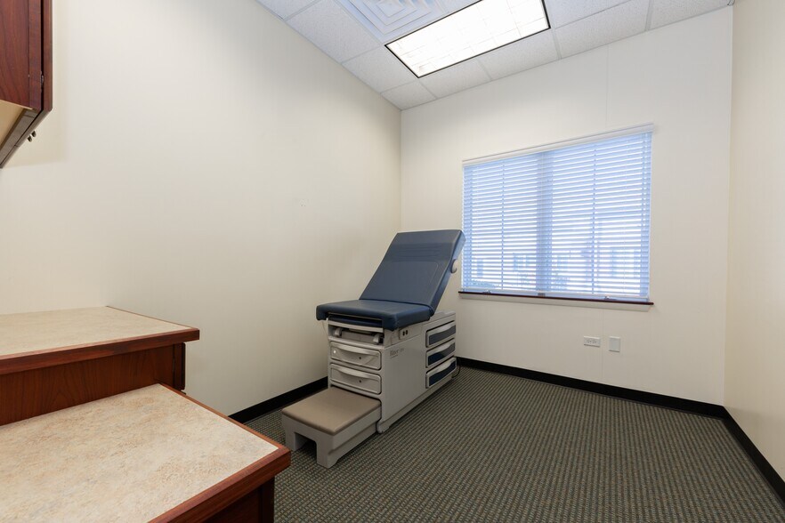 More Photos Of 1452 Merchant Dr, Algonquin Medical For Sale