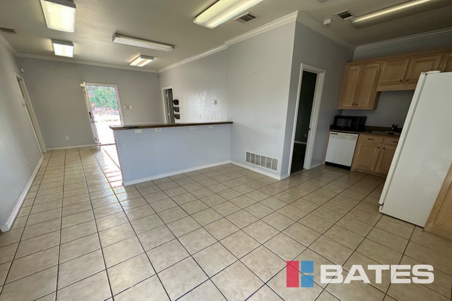 More Photos Of 423 Gautney St, Garland Showroom For Lease