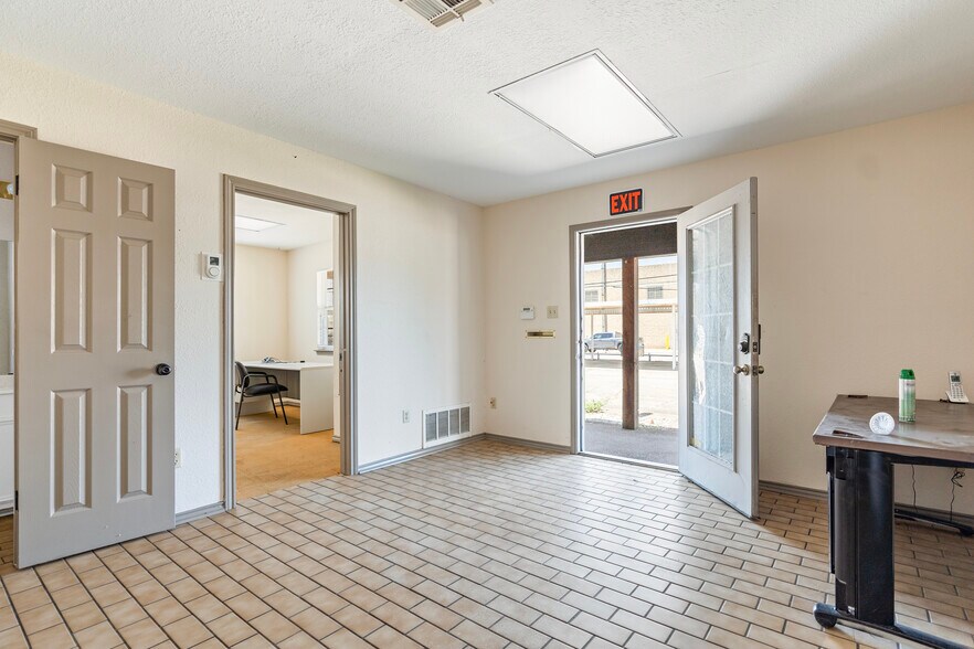 More Photos Of 105 W Walnut St, Hillsboro Flex For Sale