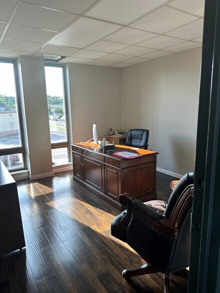 More Photos Of 3000 Walnut Grove Rd, Memphis Office For Sale