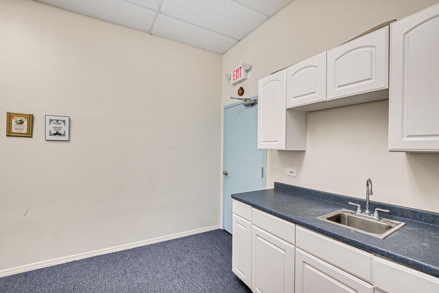 More Photos Of 22 Meridian Rd, Edison Medical For Sale