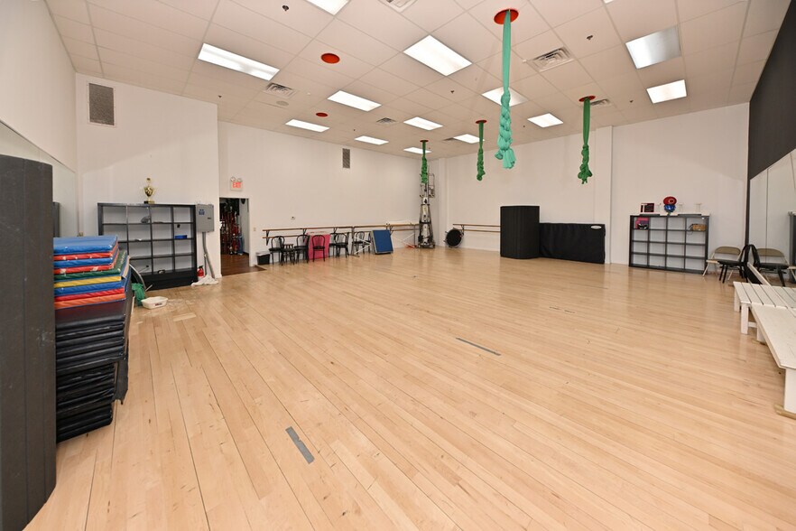 More Photos Of 60 Whitney Rd, Mahwah Warehouse For Lease