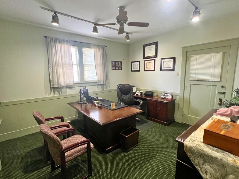 More Photos Of 232 S Batavia Ave, Batavia Office For Sale