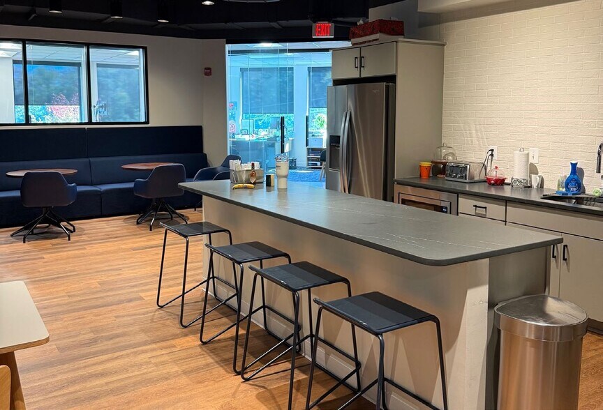 More Photos Of 137 Mitchells Chance, Edgewater Medical For Lease