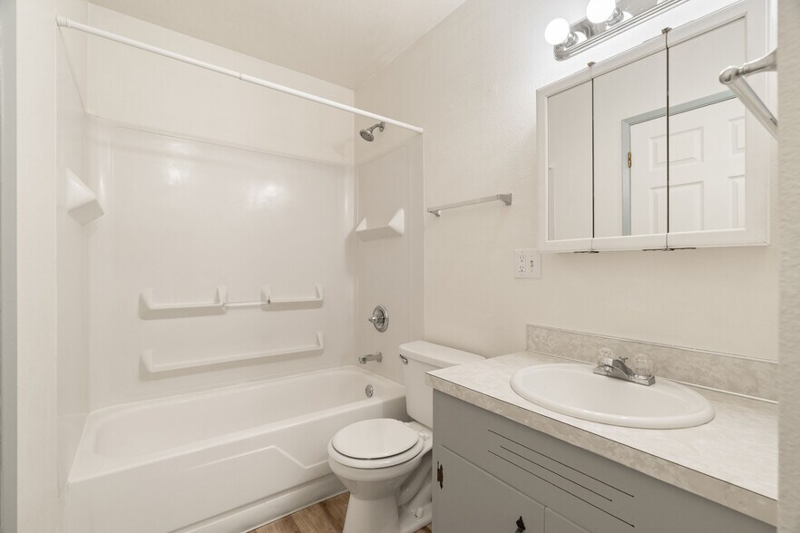 More Photos Of 110-162 NW 15th St, Gresham Apartments For Sale