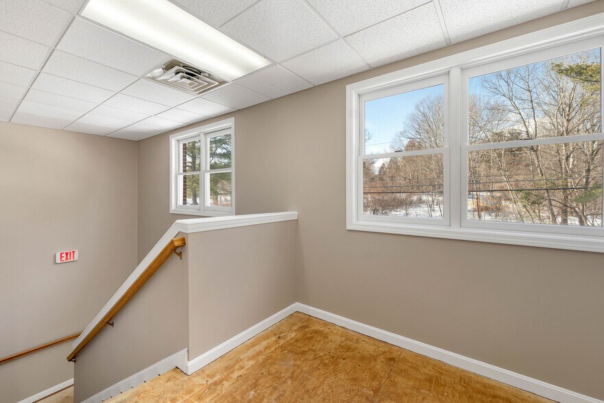 More Photos Of 5 Buttrick Rd, Londonderry Office For Lease