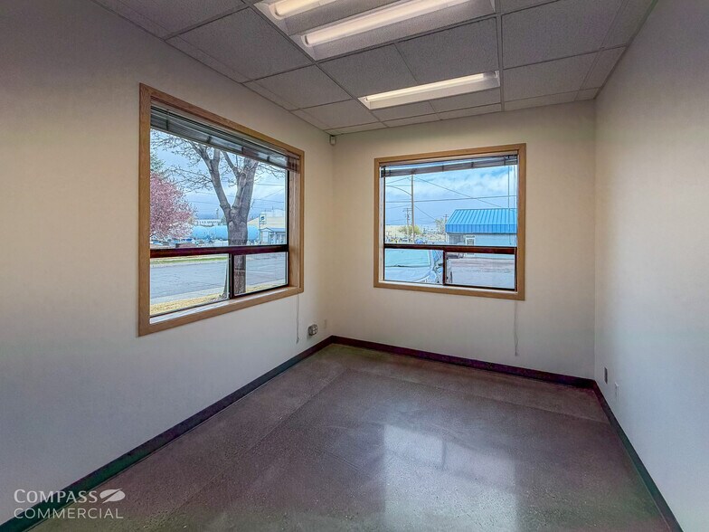 More Photos Of 850 NE 1st St, Bend Service For Lease