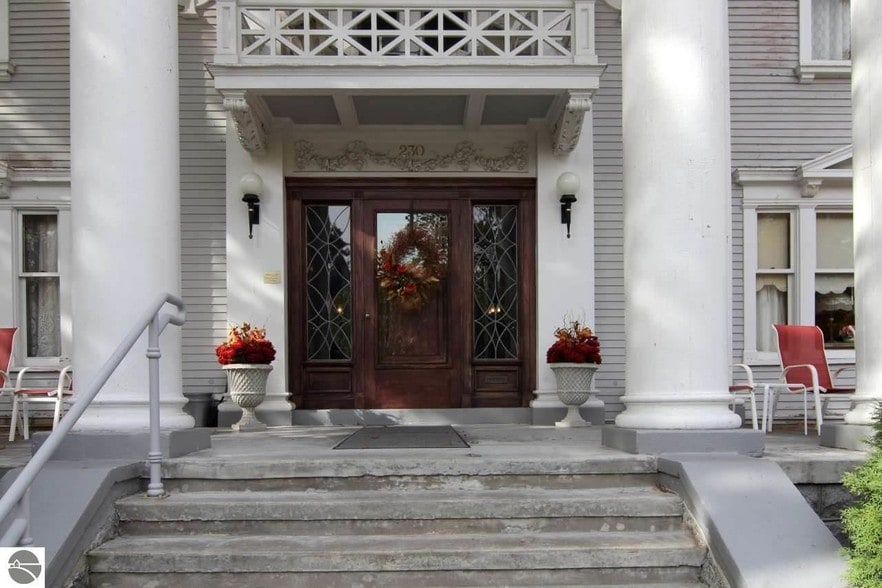 More Photos Of 230 Wellington St, Traverse City Hospitality For Sale