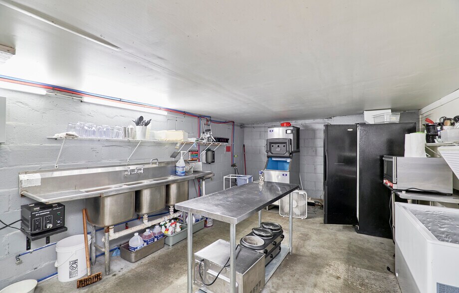 More Photos Of 113 W 5th St, Hermann Storefront Retail Office For Sale