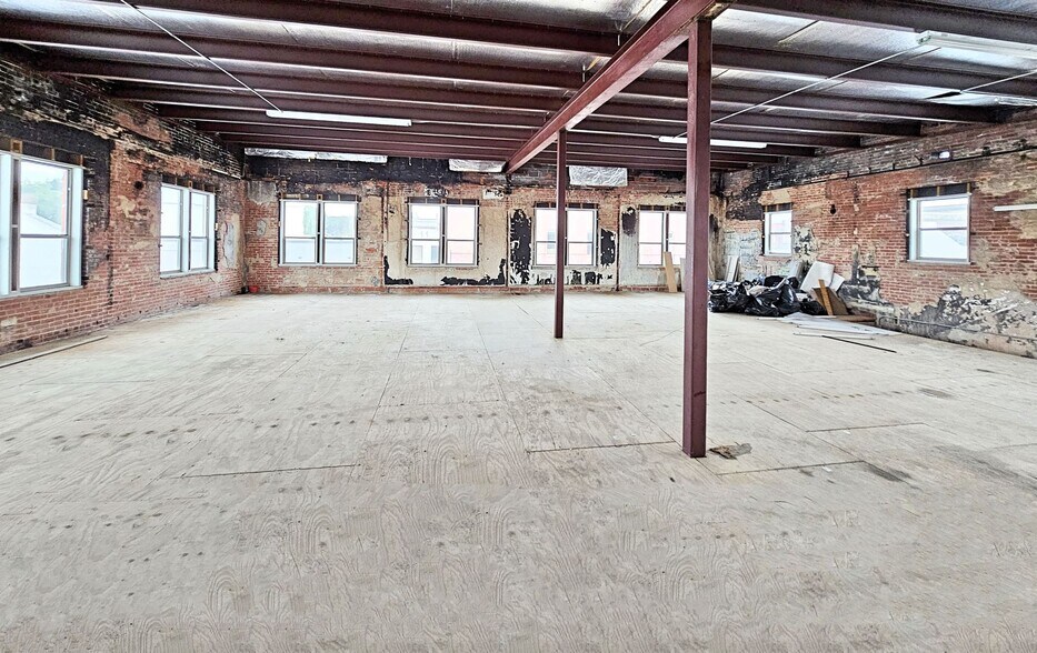 More Photos Of 109-111 N River St, Seguin Office For Sale