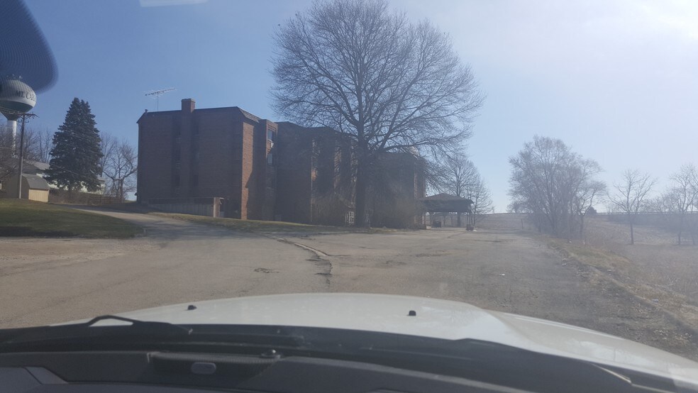 More Photos Of 1 Carrollton Blvd, Mount Carroll Hotel For Sale