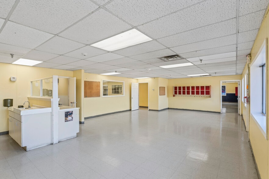 More Photos Of 211 Edds Ln, Sterling Schools For Lease