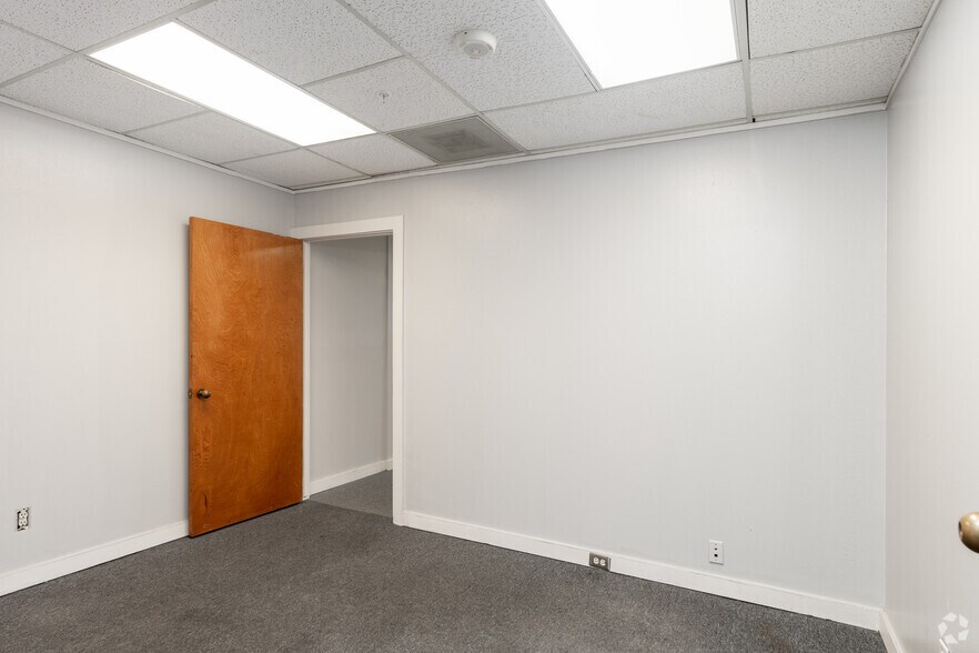 More Photos Of 6070 Gateway Blvd E, El Paso Office For Lease