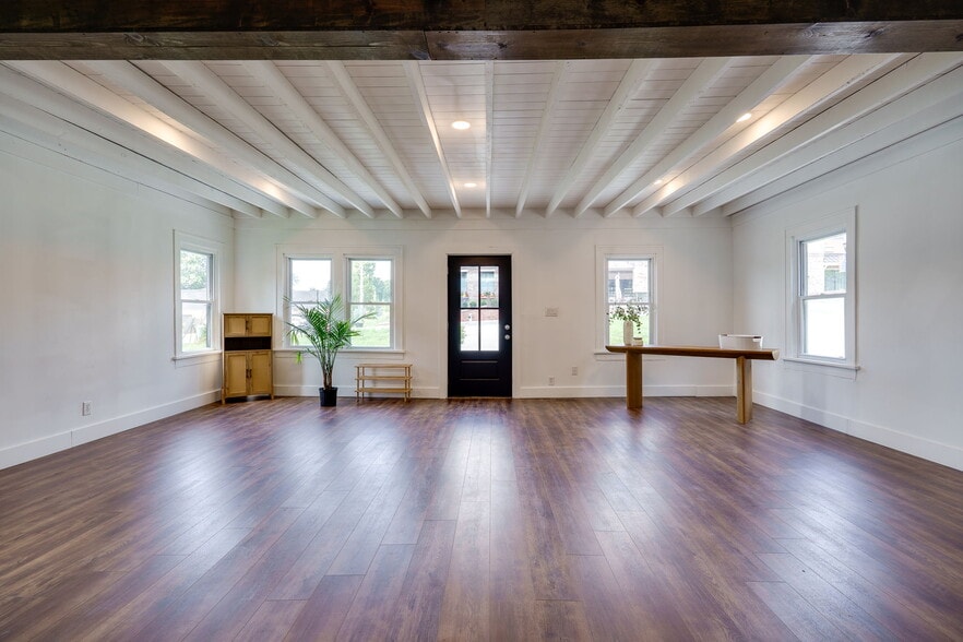 More Photos Of 520 N Broadway St, Lebanon Showroom For Sale