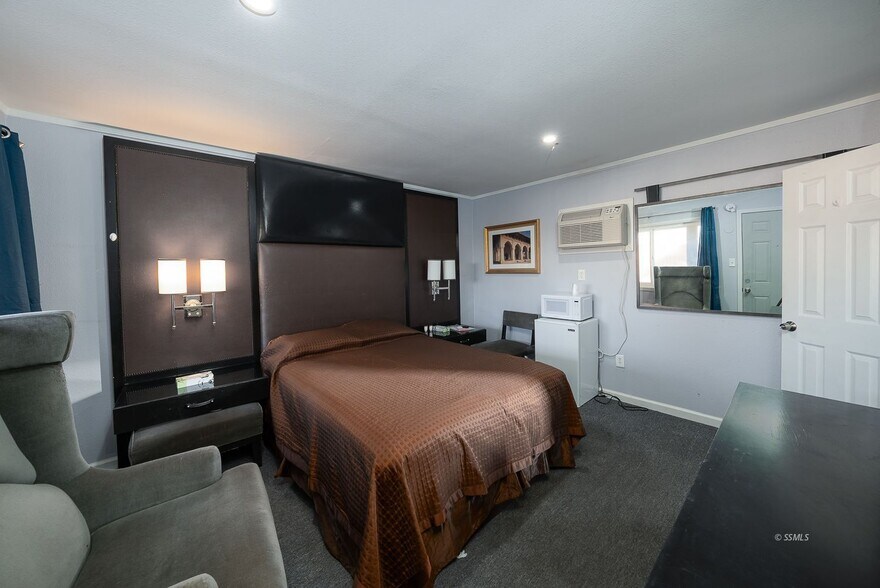 More Photos Of 339 W Church Ave, Ridgecrest Hotel For Sale