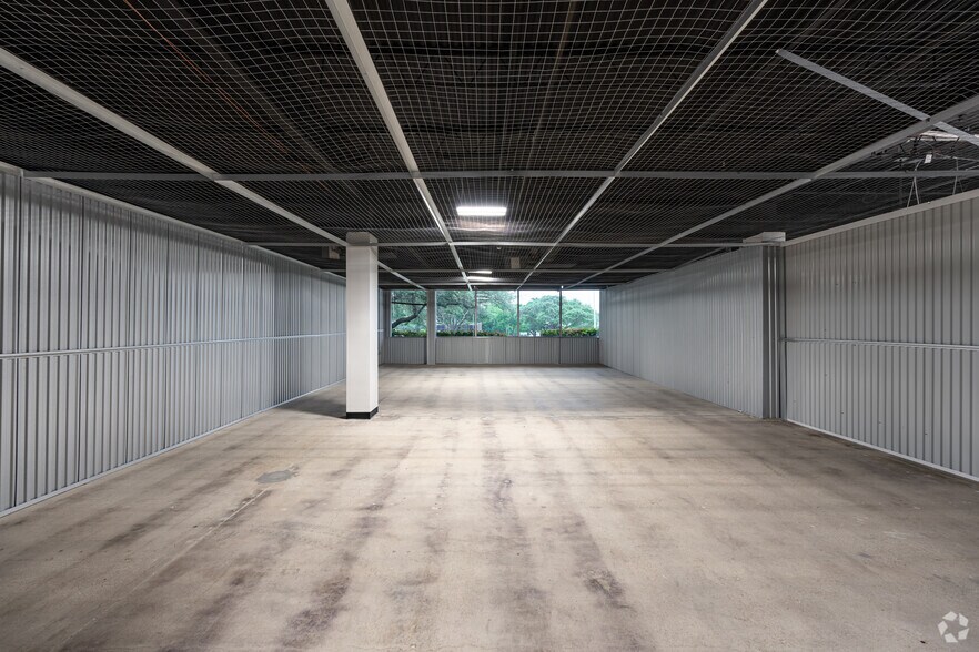 More Photos Of 1600 W Plano Pky, Plano Warehouse For Lease