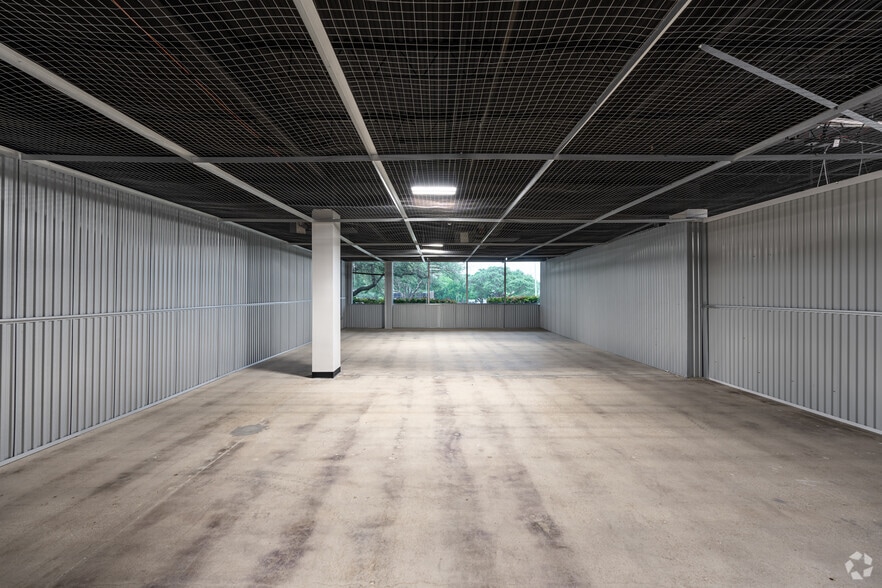 More Photos Of 1600 W Plano Pky, Plano Warehouse For Lease