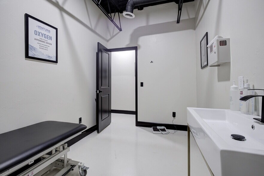 More Photos Of 6500 N Meridian Ave, Oklahoma City Medical For Sale