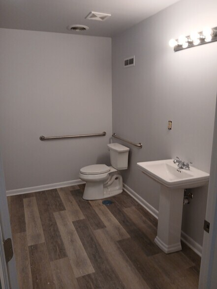 More Photos Of 475 E Main St, Circleville Storefront Retail Office For Lease