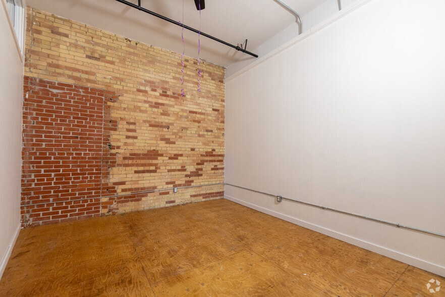 More Photos Of 2480 Dundas St W, Toronto Apartments For Sale