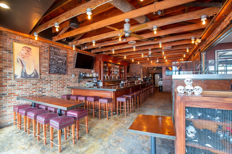 More Photos Of 13539 Ventura Blvd, Sherman Oaks Freestanding For Lease