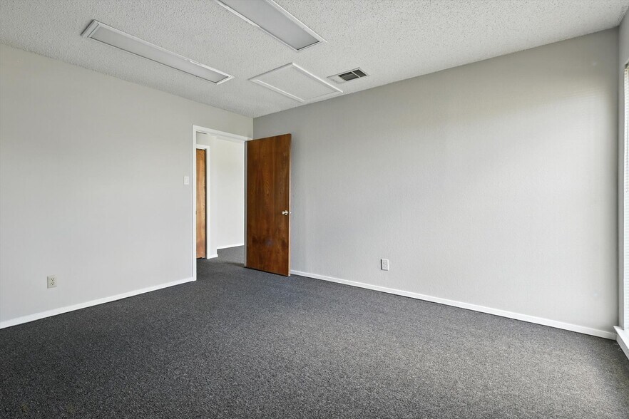 More Photos Of 2218 Michigan Ave, Arlington Unknown For Lease