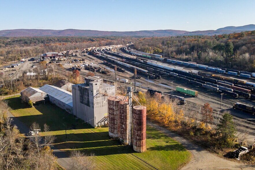 More Photos Of 6 Railroad Yard Rd, Deerfield Light Distribution For Lease