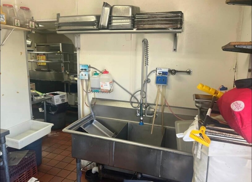 More Photos Of 161-50 Cross Bay Blvd, Howard Beach Fast Food For Lease