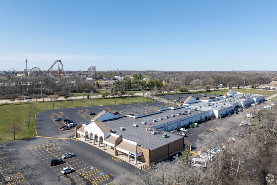 More Photos Of 401 N Riverside Dr, Gurnee Storefront For Lease