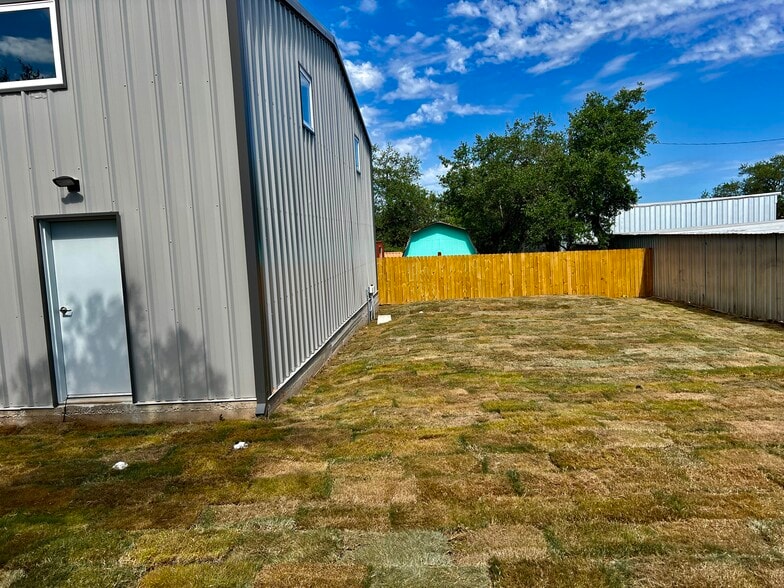 More Photos Of 25102 Whitney Dr, Spicewood Warehouse For Sale